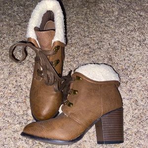 Brown booties with Fur